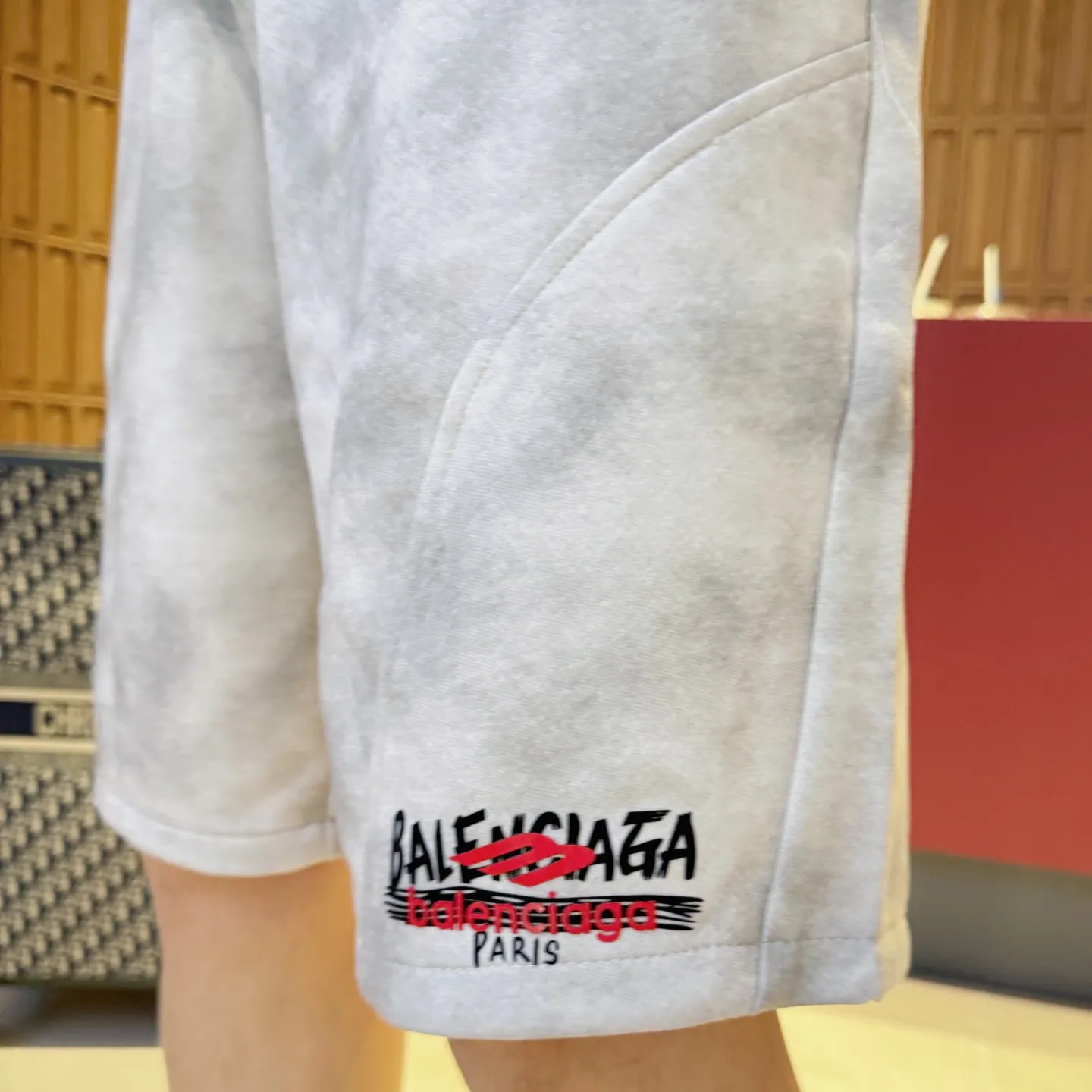 Balenciaga's three-standard complete 2026 summer New Arrival men's casual shorts, advanced custom-made Breathable fabric, Breathable fabric, extremely stretchy and comfortable, impeccable details, top-grade accessories, original logo design concept, delicate and soft feel! The upper body fit is awesome! Size: M-XXXL Please state your height and weight when ordering